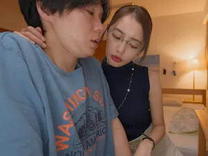 Anh phang em đau làm em chảy nước mắt