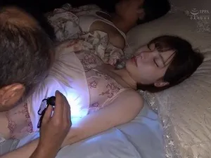 Tan ca là vô nhà nghỉ cùng em đồng nghiệp