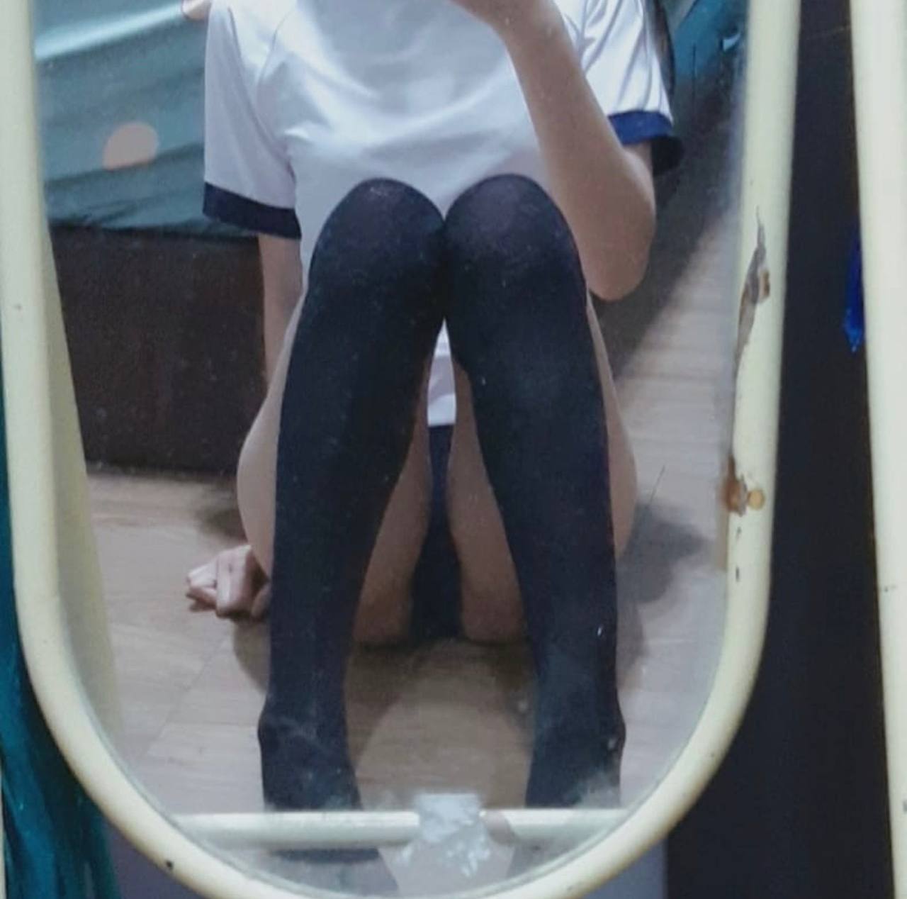 Ba mẹ đi vắng, anh trai ở nhà gạ làm tình với cô em gái