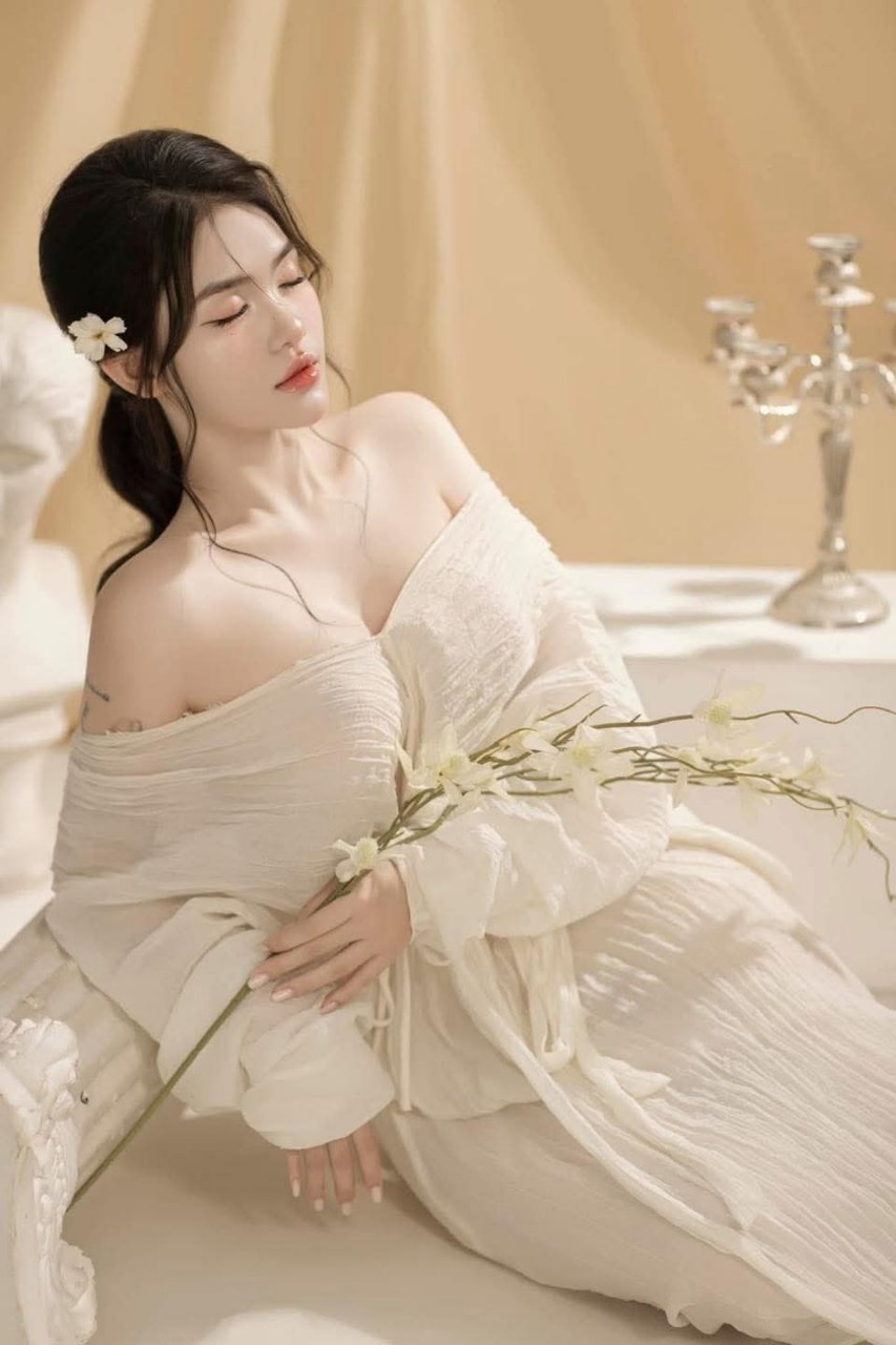 Gia sư quan hệ với học sinh và nhét đầy âm hộ của cô ấy bằng vật liệu sinh học